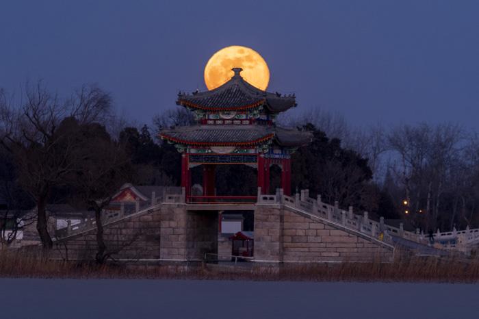 圓月與北京頤和園練橋同框