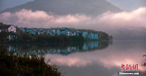 安徽黃山夏日奇墅湖景色如畫(huà)