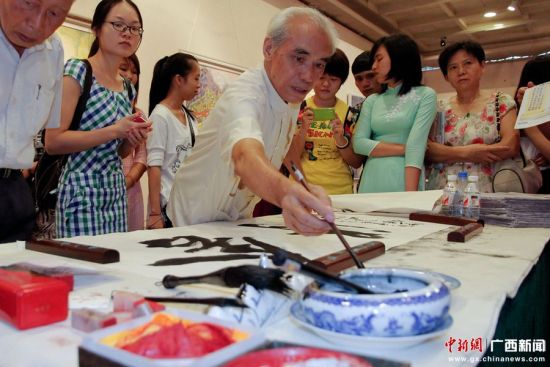 第八屆中國(guó)-東盟青年藝術(shù)品創(chuàng)作大賽獲獎(jiǎng)作品展開(kāi)展 