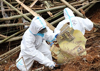 武警官兵分批次、分區(qū)域搜索