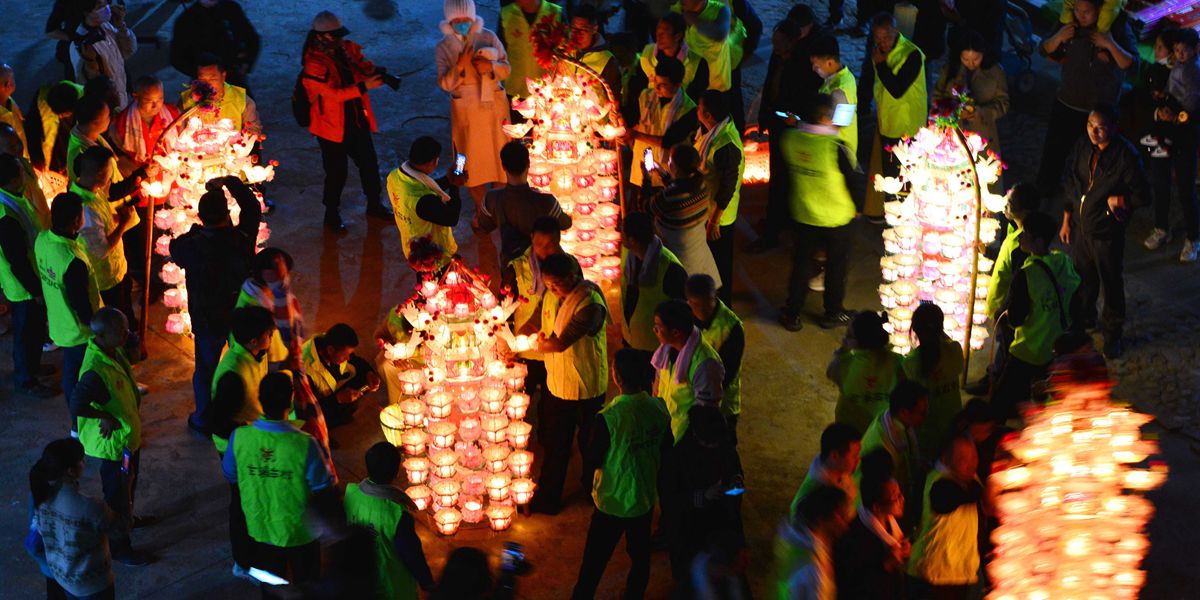 福建閩西：芷溪游花燈——“紙做燈、油點(diǎn)燈、紙包火”