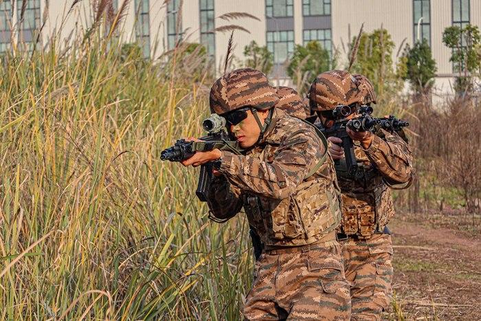 寒冬礪劍！重慶武警特戰(zhàn)隊(duì)員冬日練兵忙